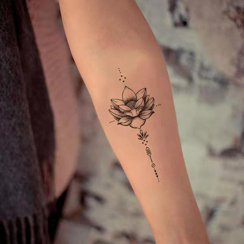 Tatouage fleur de lotus, avant bras