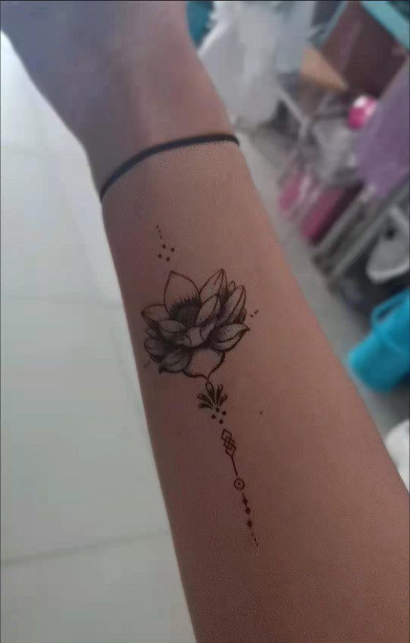 Tatouage fleur de lotus, avant bras