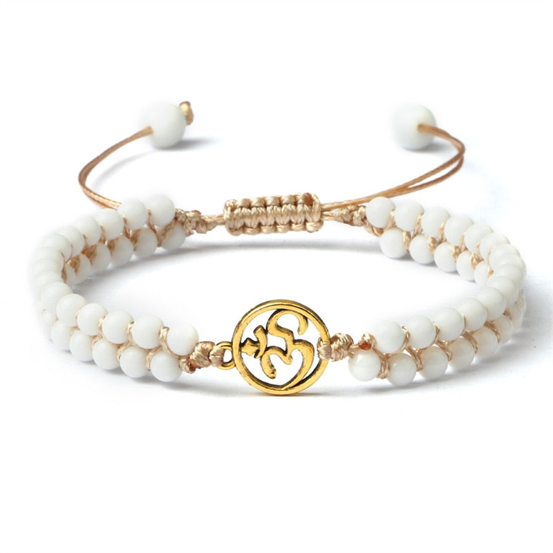 Bracelet à perle de porcelaine symbole Hindou "Om", couleur or