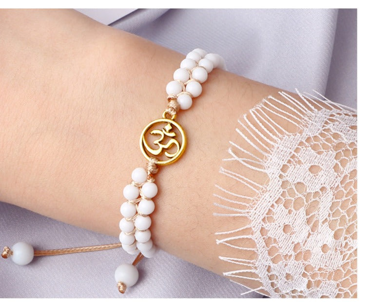 Bracelet à perle de porcelaine symbole Hindou "Om",porté
