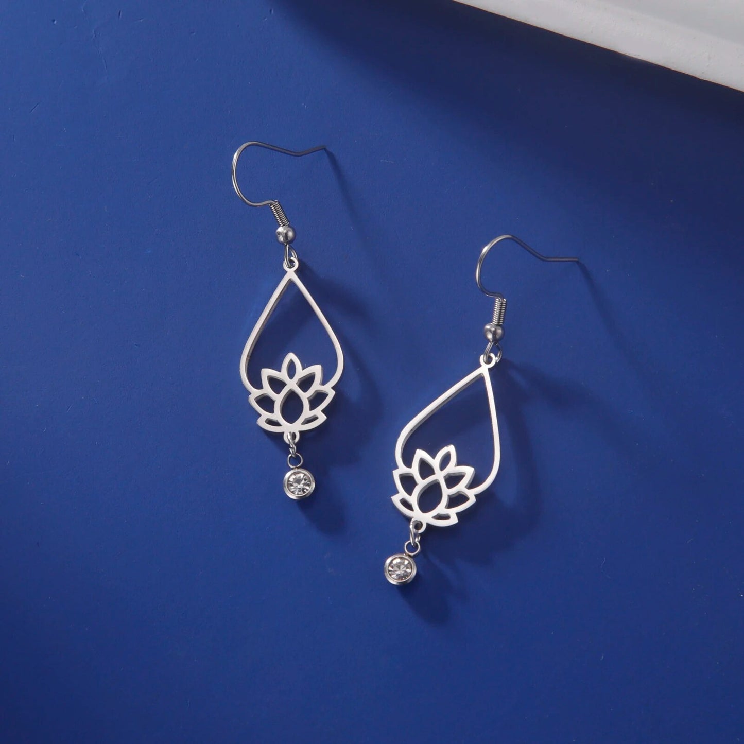 Boucles d'oreilles pendantes fleur de lotus avec zircon, couleur argent