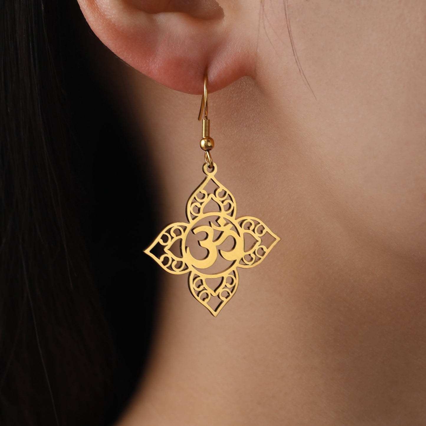 Boucle d'oreilles pendantes Fleur de Lotus symbole Hindou "Om", portées, couleur Or