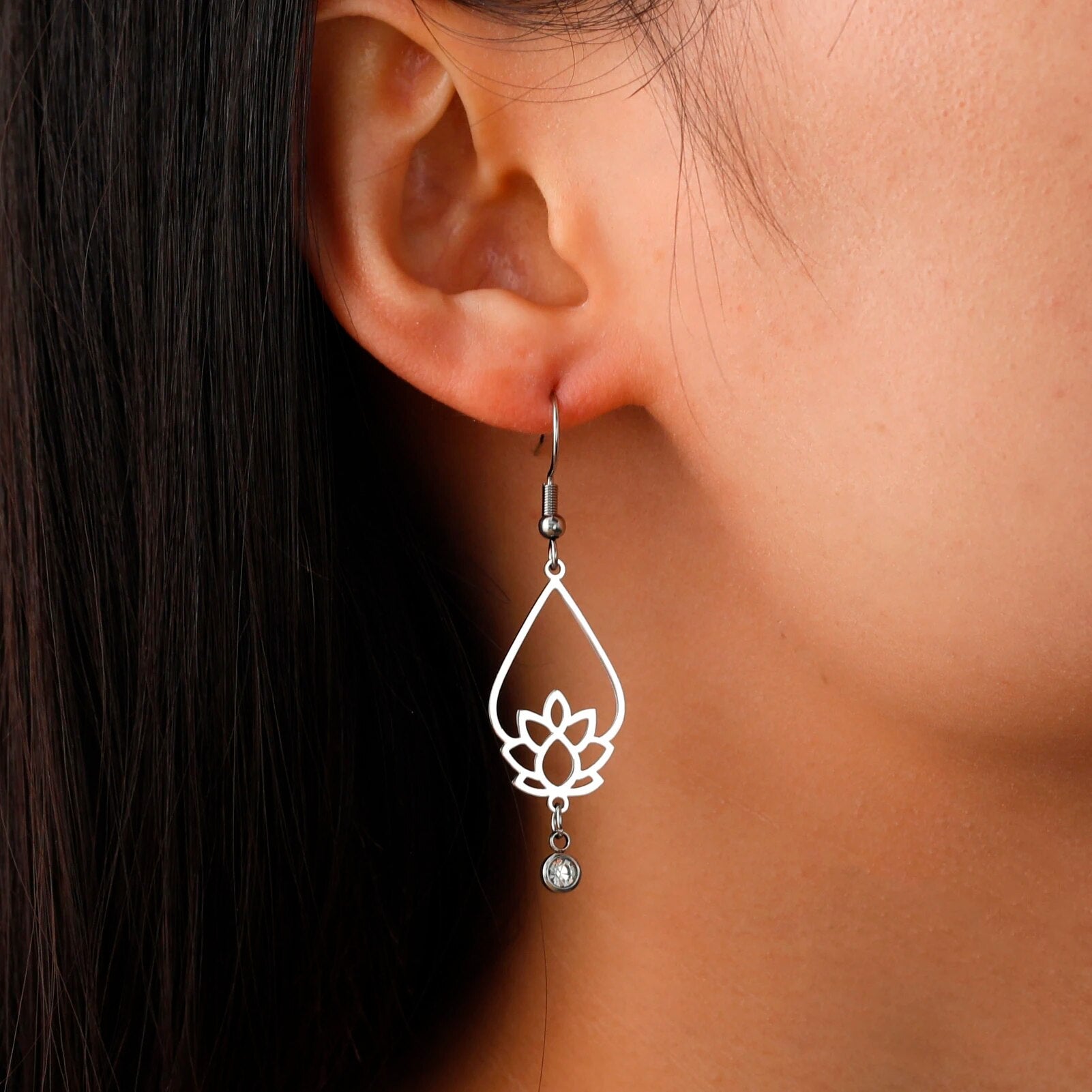Boucles d'oreilles pendantes fleur de lotus avec zircon, couleur argent, portée