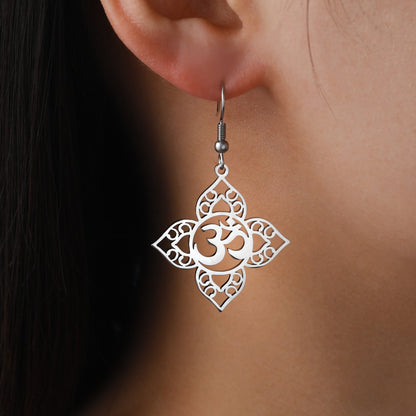 Boucle d'oreilles pendantes Fleur de Lotus symbole Hindou "Om", portées couleur Argent