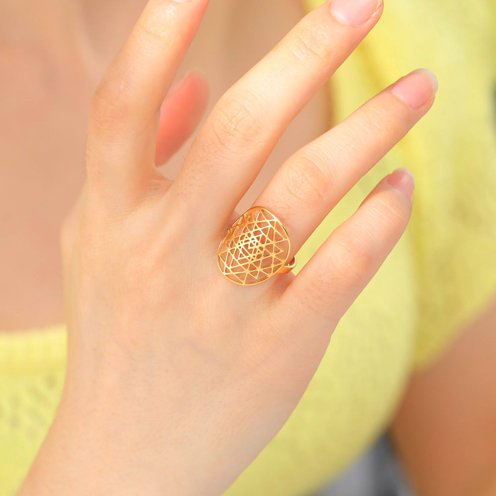 Bague Sri Yantra, portée,  couleur Or