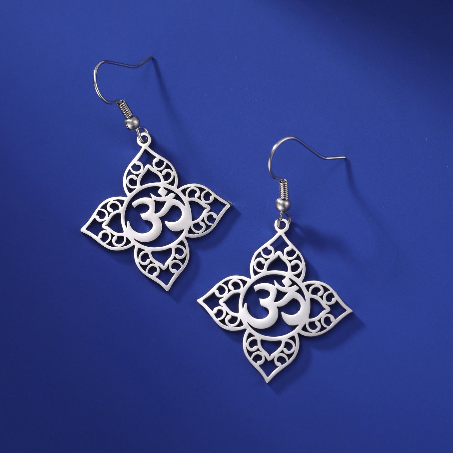 Boucle d'oreilles pendantes Fleur de Lotus symbole Hindou "Om", couleur Argent