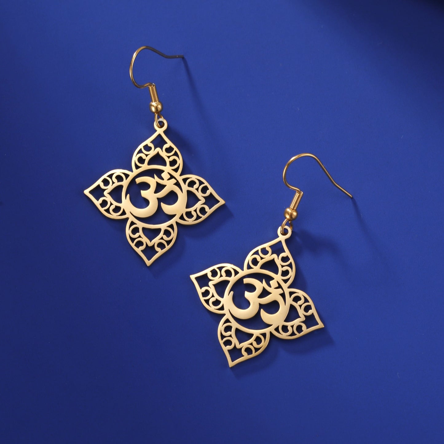Boucle d'oreilles pendantes Fleur de Lotus symbole Hindou "Om", couleur Or